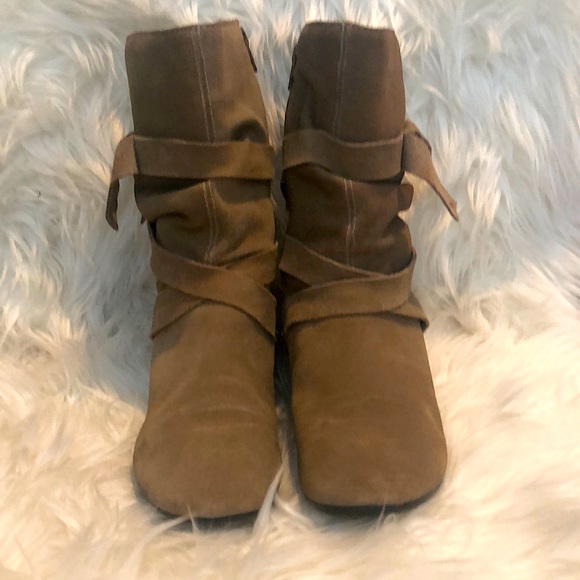 B.P. Tan suede zipper up boots w/wrap around ties on each side.  Sz 5. EUC - Picture 3 of 6